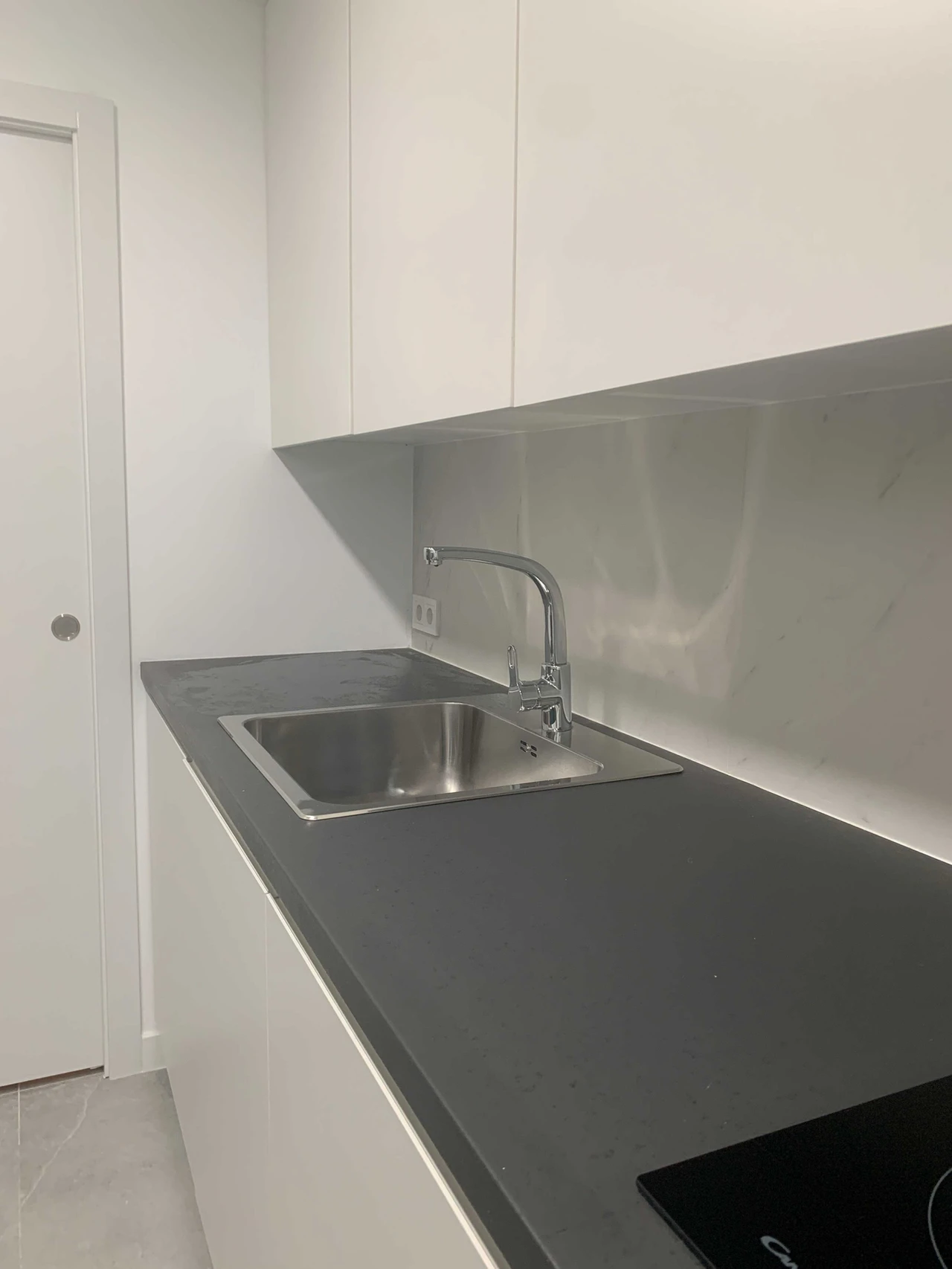 Fregadero integrado en encimera negra de cocina