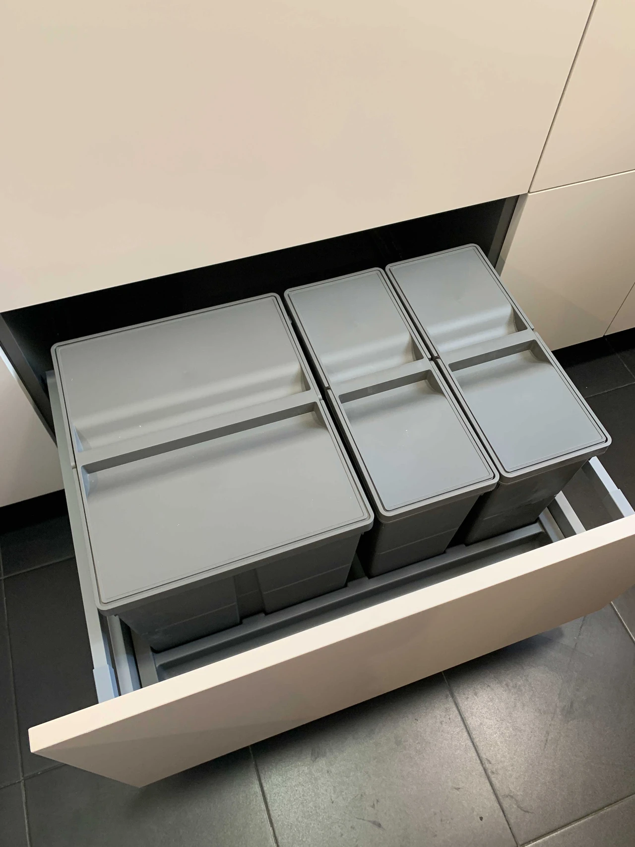 Cajones de cocina con separadores interiores