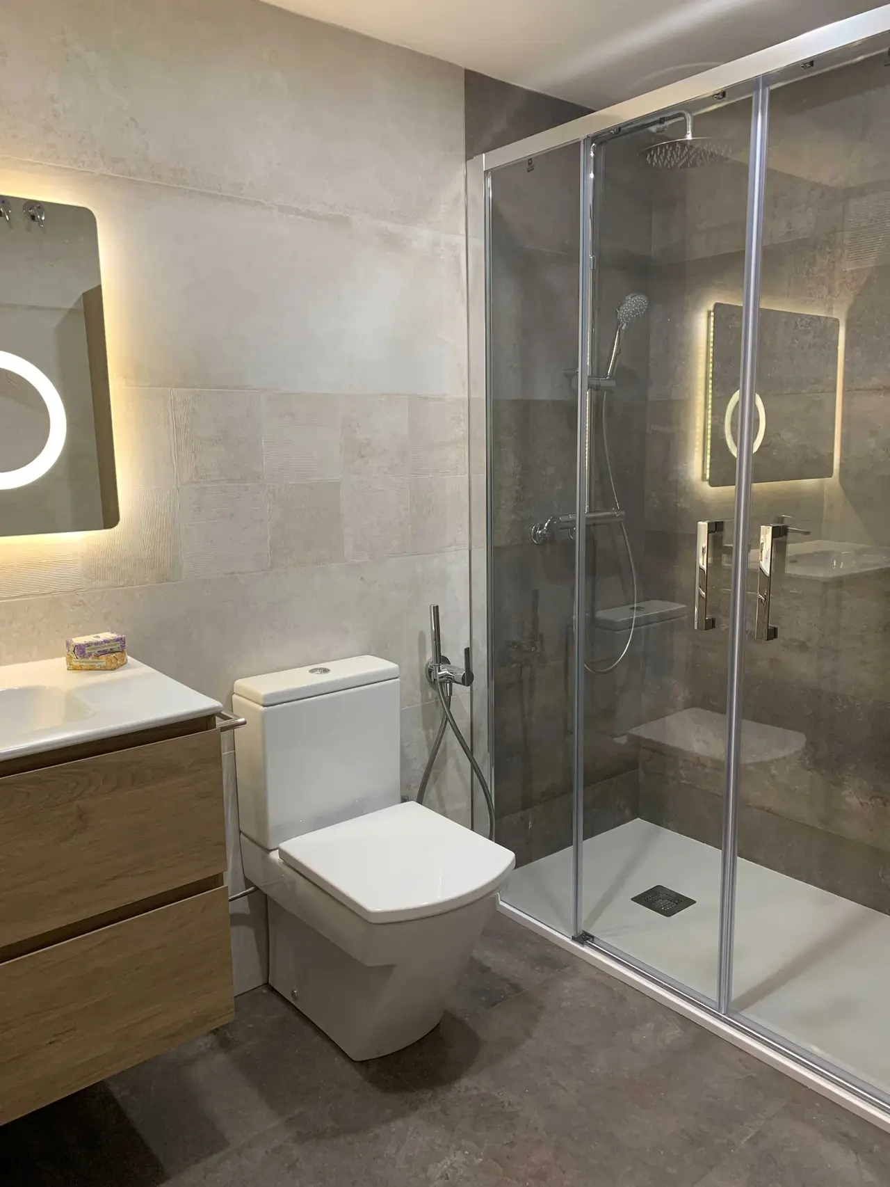 Baño con ducha, espejo LED y mueble de madera