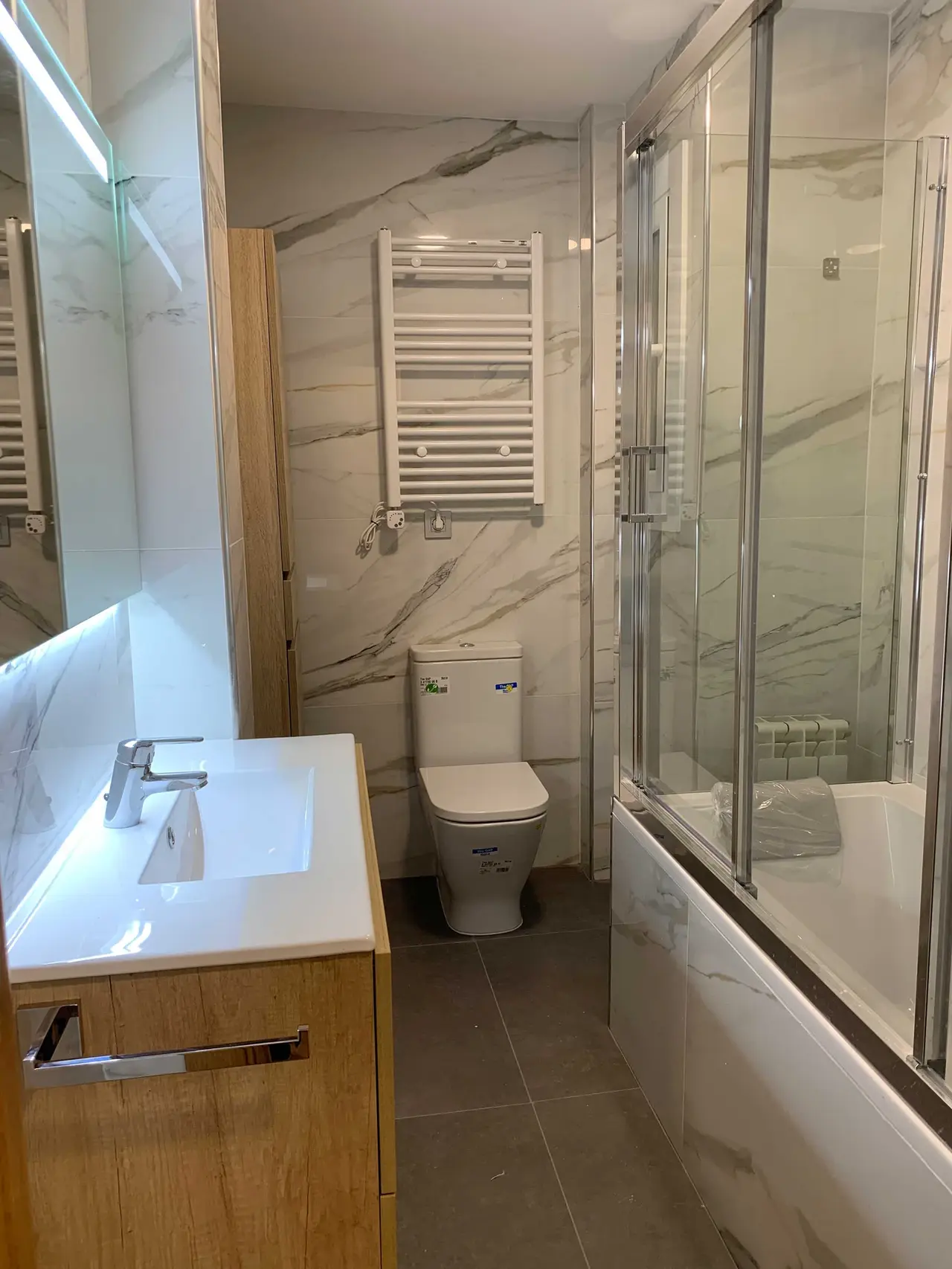 Baño con azulejo efecto mármol y bañera