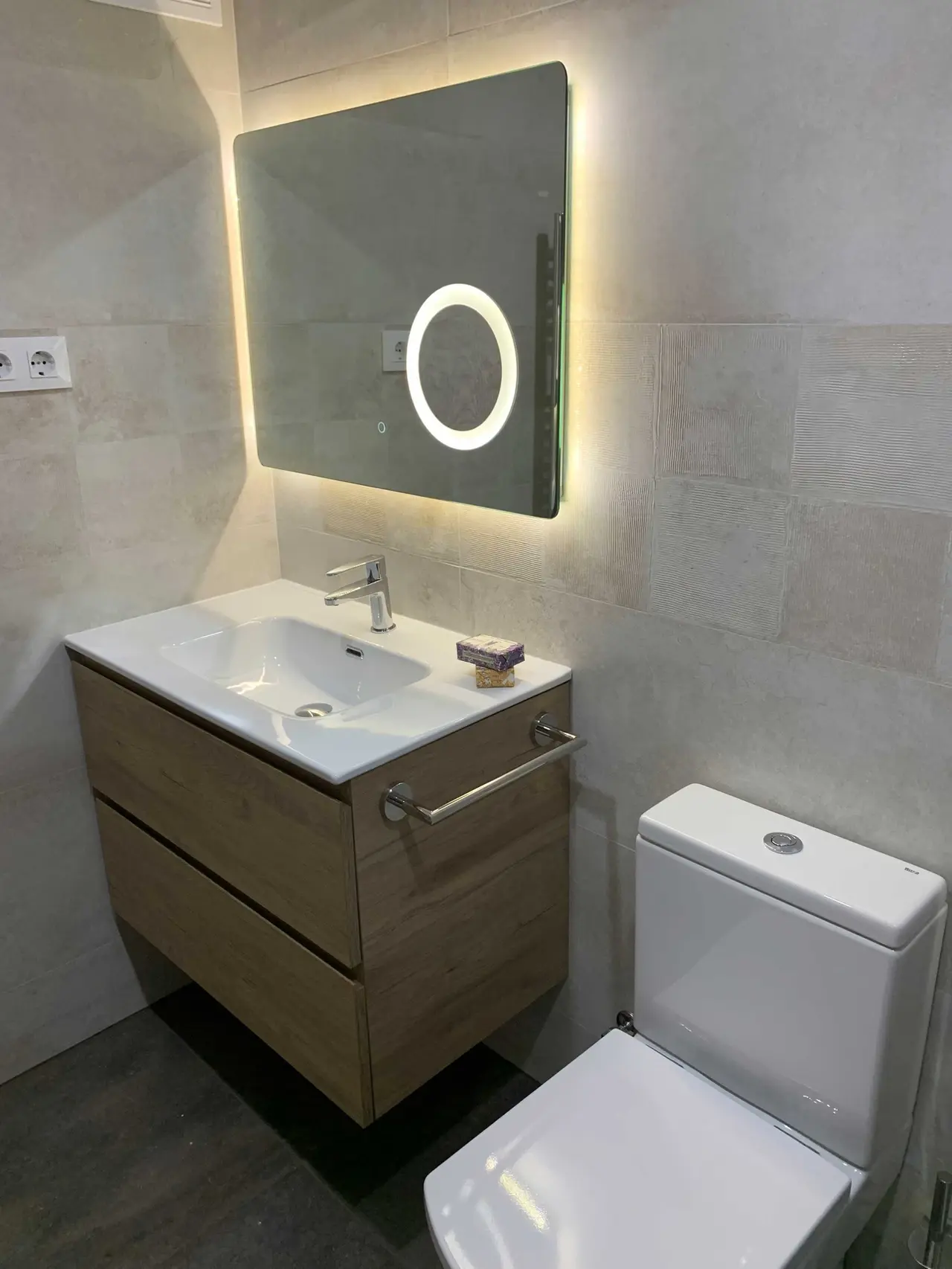 Mueble de baño con espejo circular iluminado